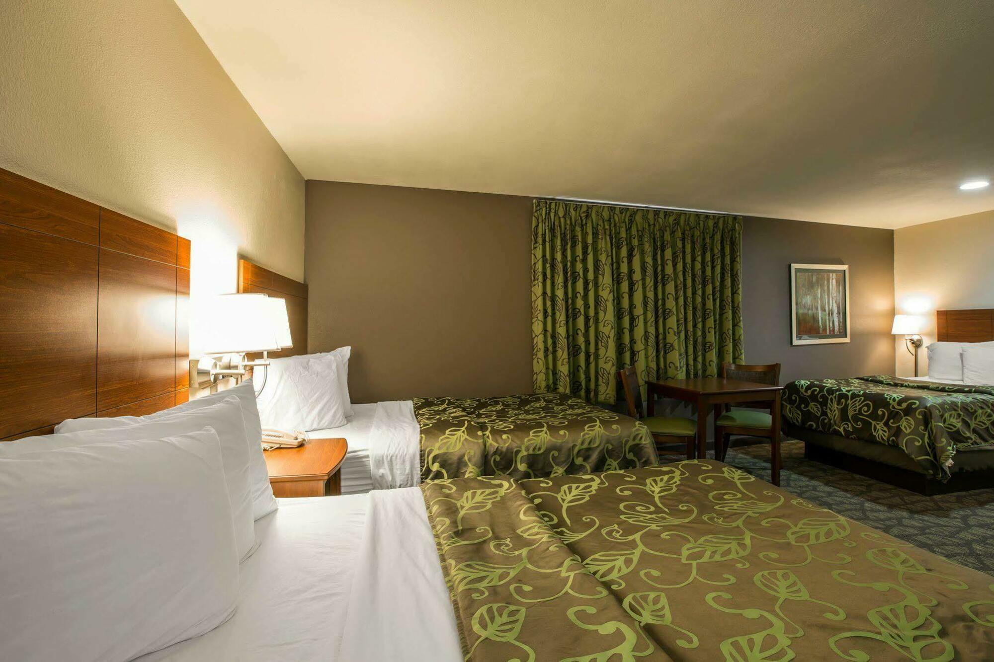Econo Lodge *